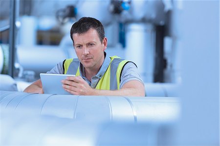 Worker using digital tablet in factory Foto de stock - Sin royalties Premium, Código: 6113-08393597