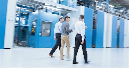 simsearch:6113-07160300,k - Workers walking in factory Photographie de stock - Premium Libres de Droits, Code: 6113-08393642