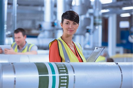 Portrait confident female worker with clipboard in factory Foto de stock - Sin royalties Premium, Código: 6113-08393655