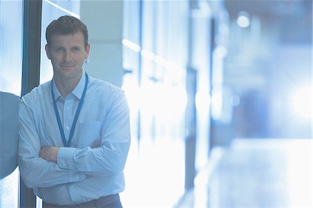 engineer standing with arms crossed - Portrait confident businessman leaning in factory Photographie de stock - Premium Libres de Droits, Code: 6113-08393675