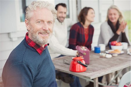 simsearch:6113-07648885,k - Portrait smiling senior man enjoying breakfast with family on patio Stockbilder - Premium RF Lizenzfrei, Bildnummer: 6113-08393740
