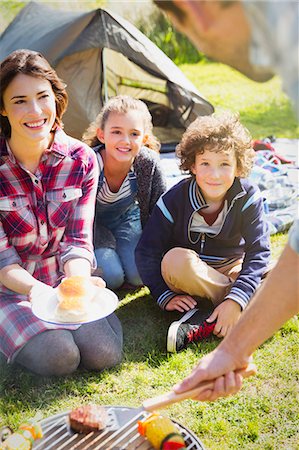 simsearch:846-02792186,k - Family watching father barbecuing at campsite grill Fotografie stock - Premium Royalty-Free, Codice: 6113-08393794