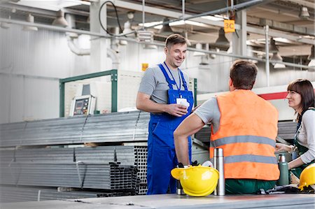 Workers enjoying coffee break in steel factory Photographie de stock - Premium Libres de Droits, Code: 6113-08393875