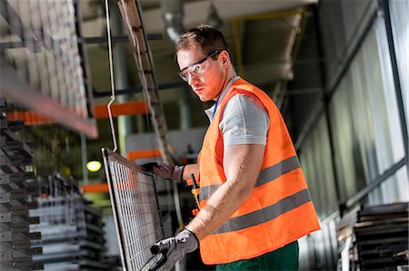Focused worker holding steel part in factory Stockbilder - Premium RF Lizenzfrei, Bildnummer: 6113-08393889