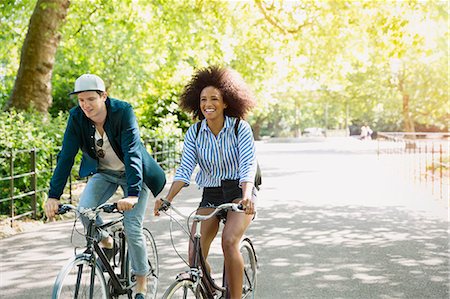 dominicano (perteneciente a la república dominicana) - Friends riding bicycles in park Foto de stock - Sin royalties Premium, Código: 6113-08321168