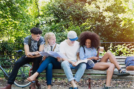 simsearch:649-08714105,k - College students hanging out studying on park bench Foto de stock - Royalty Free Premium, Número: 6113-08321171