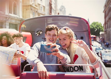 dominicana - Couple taking selfie on double-decker bus, London, United Kingdom Foto de stock - Sin royalties Premium, Código: 6113-08321125