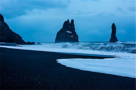 Rock formations and stormy ocean at dusk, Reynisdrangar, Vik, Iceland Photographie de stock - Premium Libres de Droits, Code: 6113-08321263