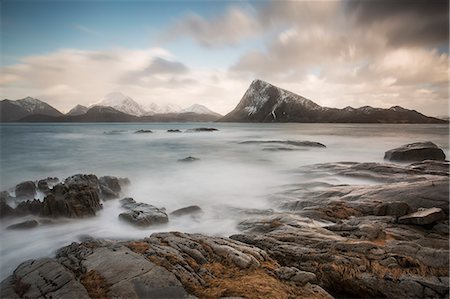 Scenic view mountains and cold craggy ocean, Vagje Lofoten Islands, Norway Foto de stock - Sin royalties Premium, Código: 6113-08321262