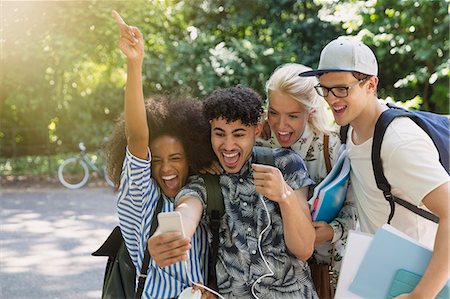 student cellphone - Enthusiastic college students taking selfie in park Foto de stock - Sin royalties Premium, Código: 6113-08321205