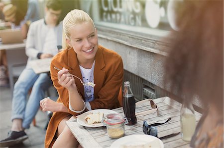 soda - Smiling blonde woman eating dessert at sidewalk cafe Stockbilder - Premium RF Lizenzfrei, Bildnummer: 6113-08321217