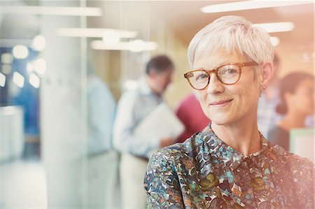 simsearch:6113-07542440,k - Portrait smiling senior businesswoman in office Foto de stock - Royalty Free Premium, Número: 6113-08321348