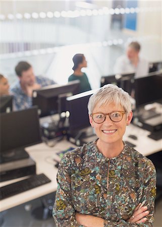 stanza dei computer - Portrait confident senior woman in adult education computer classroom Fotografie stock - Premium Royalty-Free, Codice: 6113-08321380