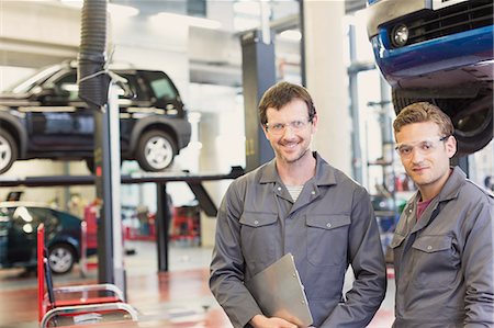 Portrait confident mechanics in auto repair shop Photographie de stock - Premium Libres de Droits, Code: 6113-08321384