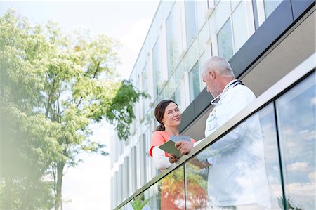 simsearch:6113-06908205,k - Doctor and nurse with digital tablet talking on hospital balcony Photographie de stock - Premium Libres de Droits, Code: 6113-08321329