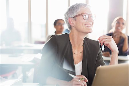 silver surfer - Smiling senior woman at laptop in adult education classroom Foto de stock - Sin royalties Premium, Código: 6113-08321448