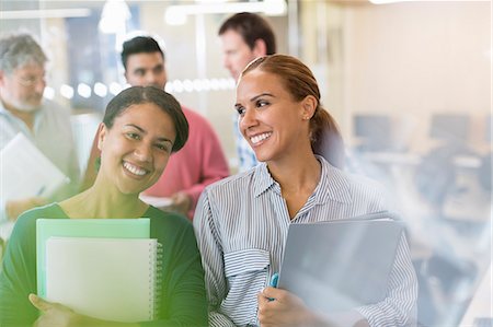 reliure à anneaux - Portrait confident women in adult education classroom Photographie de stock - Premium Libres de Droits, Code: 6113-08321456