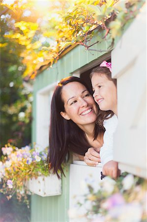 simsearch:6113-08321644,k - Smiling mother and daughter in playhouse window Stockbilder - Premium RF Lizenzfrei, Bildnummer: 6113-08321554