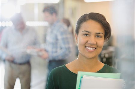 simsearch:6113-08105408,k - Portrait smiling businesswoman in office Foto de stock - Royalty Free Premium, Número: 6113-08321511