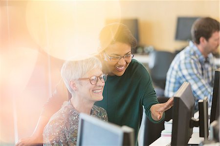 simsearch:614-06044451,k - Smiling women talking at computer in adult education classroom Stock Photo - Premium Royalty-Free, Code: 6113-08321523