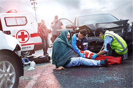 Rescue workers preparing vacuum leg splint on car accident victim in road Photographie de stock - Premium Libres de Droits, Code: 6113-08321667