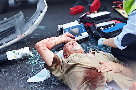 Car accident victim laying in road Photographie de stock - Premium Libres de Droits, Code: 6113-08321670