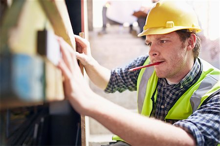 Construction worker using level tool Photographie de stock - Premium Libres de Droits, Code: 6113-08321759