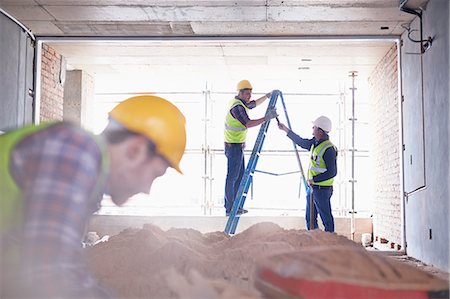 simsearch:6113-08321771,k - Construction worker on ladder at construction site Foto de stock - Royalty Free Premium, Número: 6113-08321775