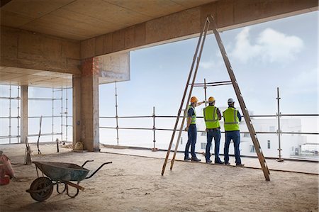 simsearch:6113-08321732,k - Construction workers at highrise construction site Foto de stock - Royalty Free Premium, Número: 6113-08321711