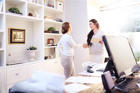 Interior designer and client handshaking in office Foto de stock - Sin royalties Premium, Código: 6113-08424165