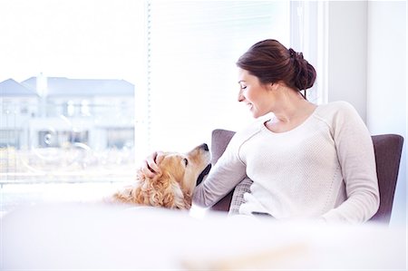 simsearch:6113-06720906,k - Woman petting dog at window Photographie de stock - Premium Libres de Droits, Code: 6113-08424128