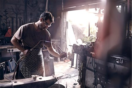 einheizen - Blacksmith using blow torch in forge Photographie de stock - Premium Libres de Droits, Code: 6113-08424305