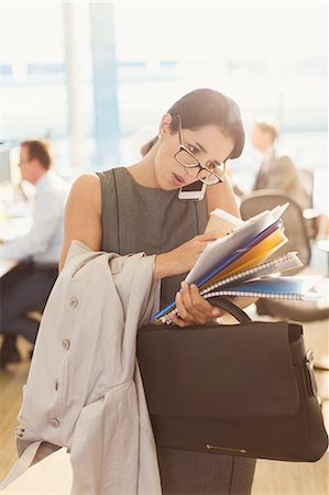 Stressed businesswoman struggling to multitask in office Foto de stock - Sin royalties Premium, Código: 6113-08549940