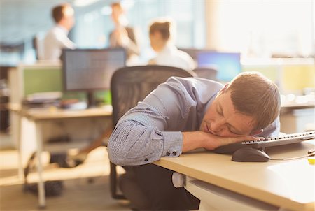 simsearch:695-03380266,k - Businessman sleeping on desk in office Stockbilder - Premium RF Lizenzfrei, Bildnummer: 6113-08549941