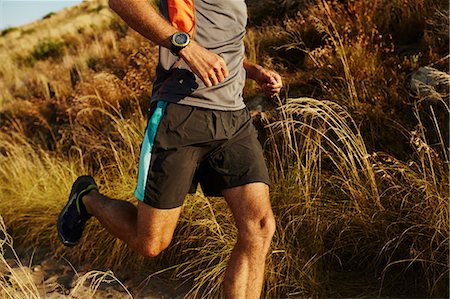 exercice (gymnastique) - Man running on trail through tall grass Photographie de stock - Premium Libres de Droits, Code: 6113-08550169