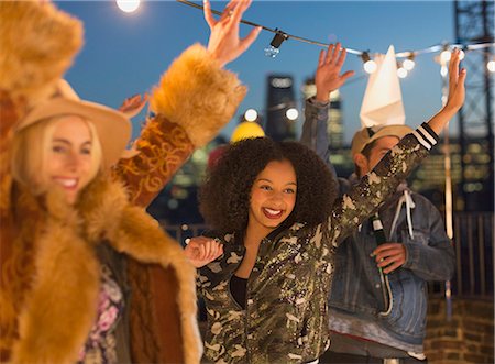 Young adult friends dancing and enjoying rooftop party Photographie de stock - Premium Libres de Droits, Code: 6113-08568549