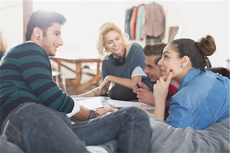 College students studying on bed Photographie de stock - Premium Libres de Droits, Code: 6113-08568583