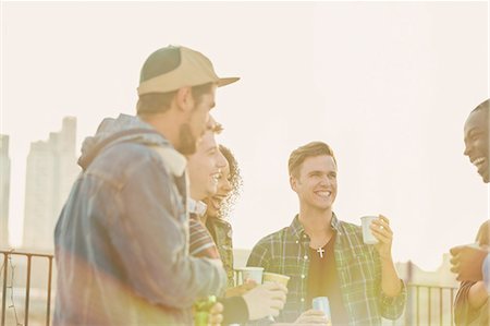 pasando el rato - Young adult friends drinking and talking at rooftop party Foto de stock - Sin royalties Premium, Código: 6113-08568582
