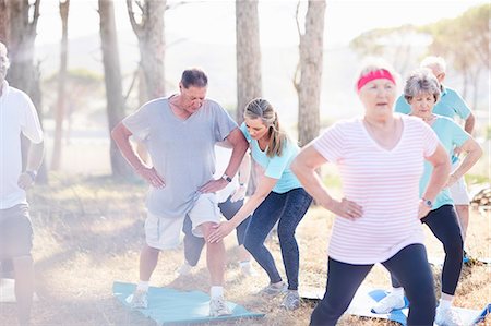 fit senior - Yoga instructor guiding senior man in sunny park Foto de stock - Sin royalties Premium, Código: 6113-08568746