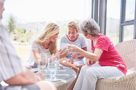 Senior women using cell phone on patio Foto de stock - Sin royalties Premium, Código: 6113-08568750