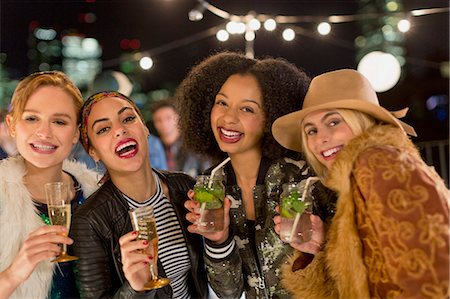 rooftop - Portrait enthusiastic young women drinking cocktails at party Photographie de stock - Premium Libres de Droits, Code: 6113-08568797