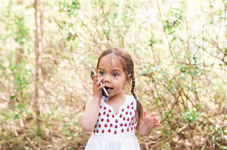 simsearch:6113-08521291,k - Toddler girl talking on cell phone in park Photographie de stock - Premium Libres de Droits, Code: 6113-08521291