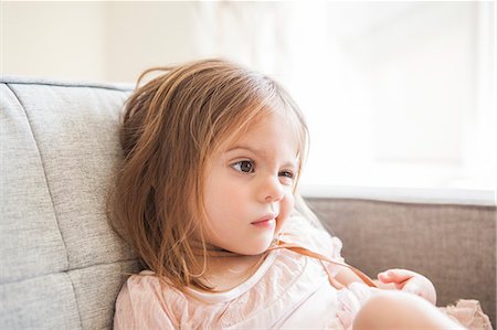 simsearch:6113-08521307,k - Toddler girl making a face on sofa Fotografie stock - Premium Royalty-Free, Codice: 6113-08521296