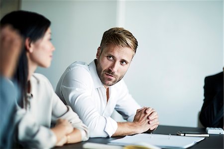 enfoque en el fondo - Businessman talking in meeting Foto de stock - Sin royalties Premium, Código: 6113-08521374