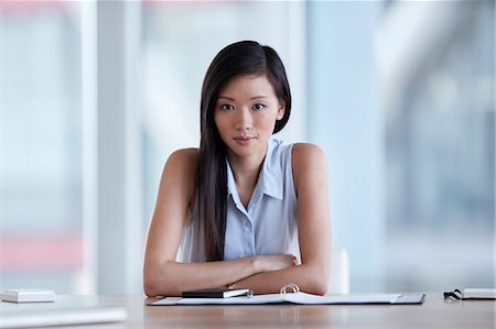 Portrait confident businesswoman in conference room Photographie de stock - Premium Libres de Droits, Code: 6113-08521396