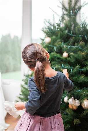 simsearch:6113-08521307,k - Toddler girl decorating Christmas tree Fotografie stock - Premium Royalty-Free, Codice: 6113-08521300