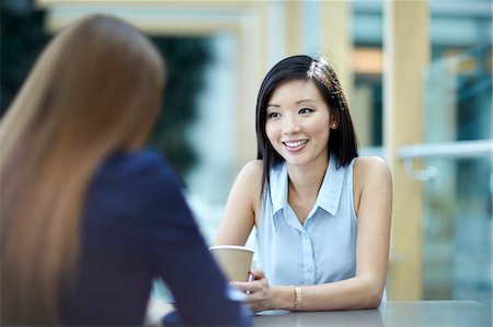 pausa para café - Smiling businesswomen talking on coffee break Foto de stock - Sin royalties Premium, Código: 6113-08521450