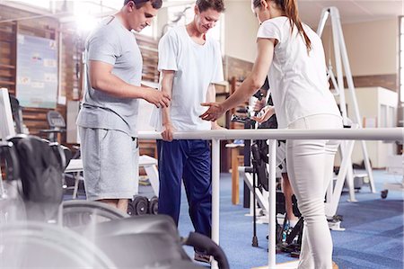 Physical therapists helping man walk Foto de stock - Sin royalties Premium, Código: 6113-08521499