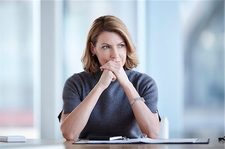 Pensive businesswoman looking away in conference room Foto de stock - Sin royalties Premium, Código: 6113-08521406