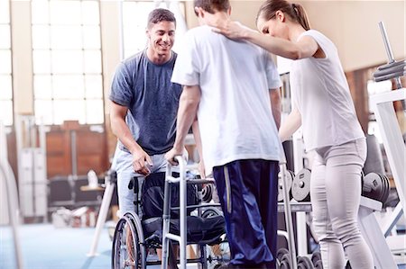 estable - Physical therapists helping man with walker Foto de stock - Sin royalties Premium, Código: 6113-08521502